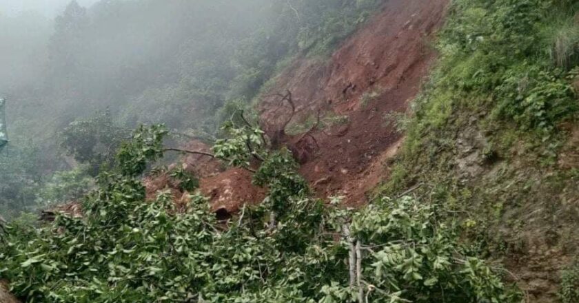 पहिरो जादा घोराही तापा जोड्ने सडक अवरुद्ध