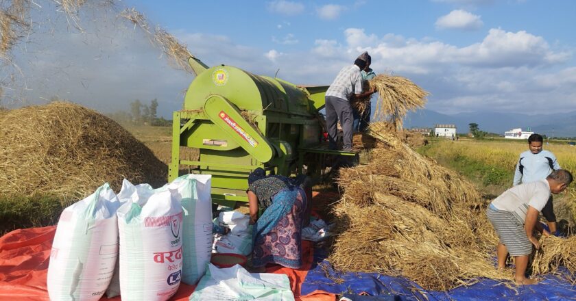 दाङका किसानलाई कृषि यन्त्रको प्रयोगले खेतीपाती सहज