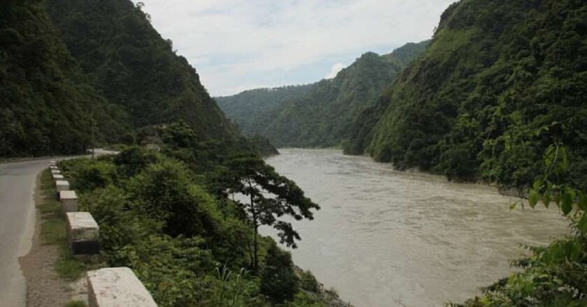 नवलपरासीबाट काठमाडौँ जाँदै गरेको ट्रक त्रिशूलीमा खस्यो